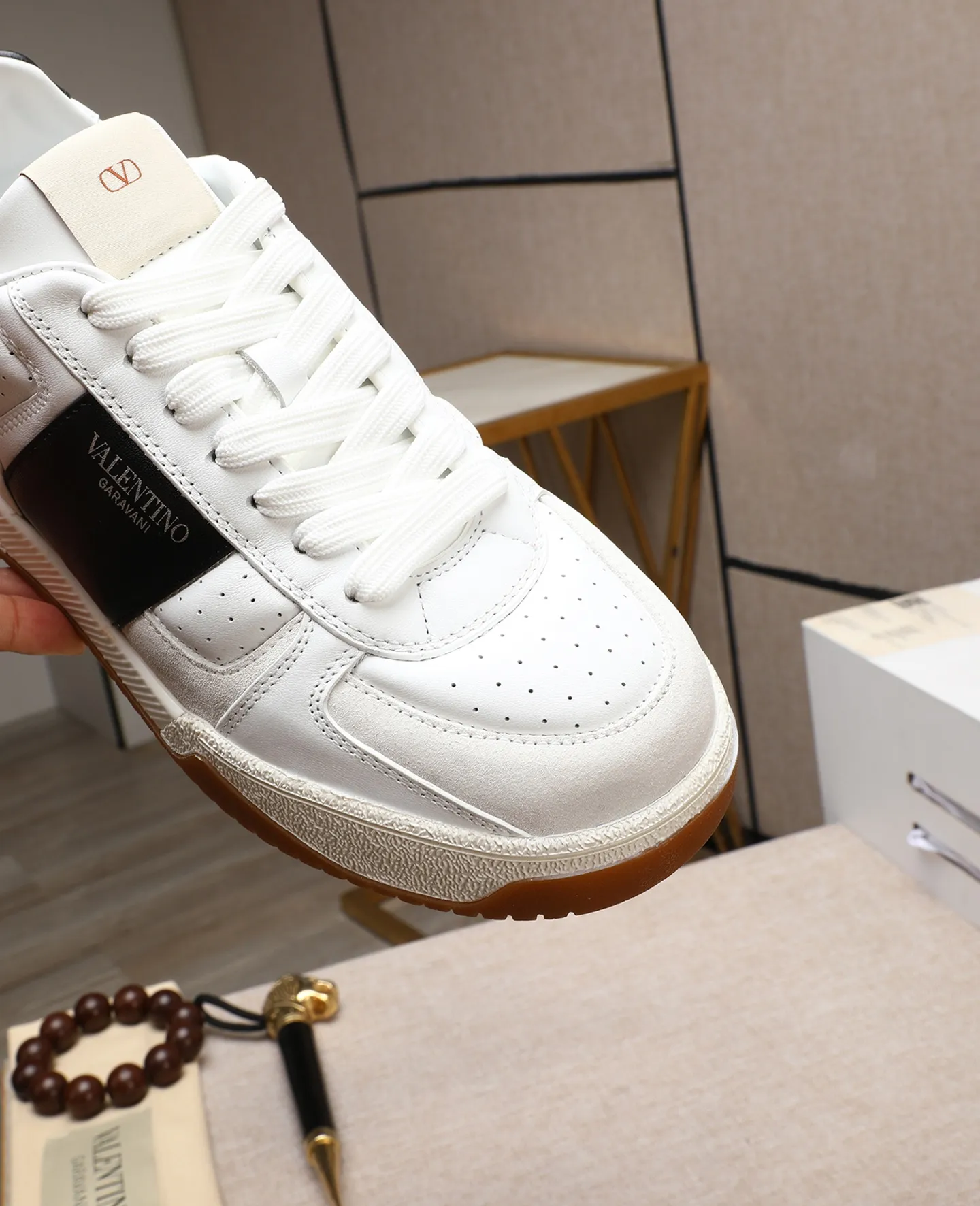 Men's shoes 💰740 [Valentino] Couple model, size: ▪️Size: Women's model 35-40 Men's model 39-44 (45 customized) Valentino Valentino Couple model Joie de Jouer series Velcro Thick sole Bread shoes Couple model Casual sneakers White shoes Original purchase and development Production Joie de Jouer series The style is simple but not out of style. The pure white base is paired with fresh green and soft beige, and the unique Velcro design highlights your personality. Every detail tells fashion and quality. Wear it, take a confident step, and start the trend journey. Delivered in exquisite packaging🛍📦 ▪️Material: Original custom imported first-layer cowhide ▪️Inner lining: Original custom made soft sheepskin lining ▪️Outsole: Original open-molded non-slip TPU material ▪️Sole thickness: 3.5CM